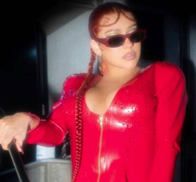 Кристина Агилера - Christina Aguilera - Очень любит латекс: Кристина Агилера в обтягивающем фиолетовом платье выступила в Дубае - starslife.ru - Лос-Анджелес - Dubai