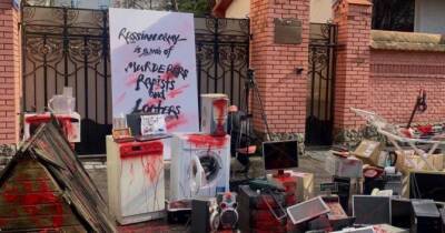 Під посольства рф приносять речі, які окупанти крадуть в українців - womo.ua - місто Лондон - Росія