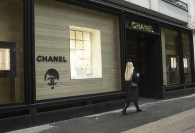 Коко Шанель - Chanel теперь с челкой и усами: почему активисты наклеили на бутики образ фюрера - porosenka.net