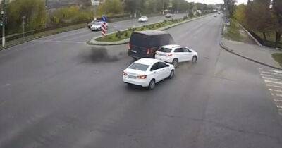 В Волгограде невнимательный водитель фургона пытался развернуться и устроил ДТП - porosenka.net - Волгоград