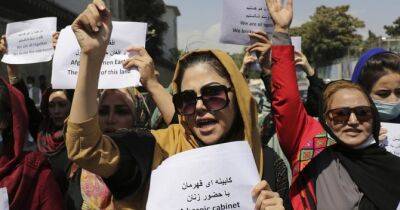Талібан заборонив жінкам виходити на вулицю з відкритим обличчям - womo.ua