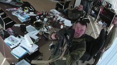 «65 лет человеку. За что?» Камеры наблюдения запечатлели, как российские военные убивали мирных граждан под Киевом - fokus-vnimaniya.com - Украина - Киев