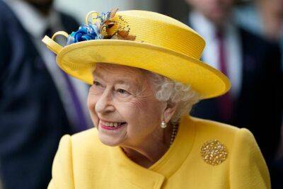 Королева Єлизавета II вибирає синьо-жовте поєднання - vogue.ua - місто Лондон