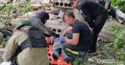 «Тільки не відключайся»: у Бахмуті рятували дитину, яку дістали з-під завалів (відео) - womo.ua