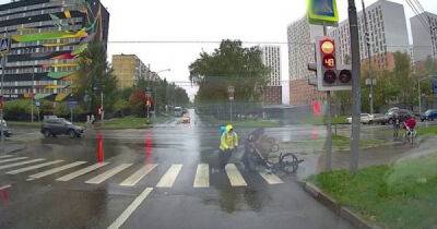 Велокурьер снес коляску с ребенком на юге Москвы - porosenka.net - Москва