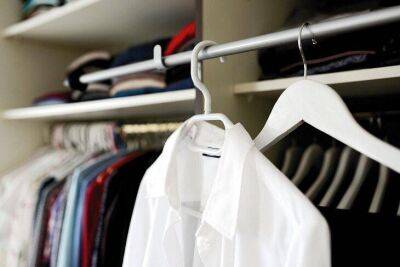 Как избавить одежду от запаха без стирки: 3 простых способа - lifehelper.one
