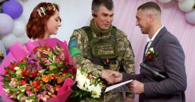 З полону на весілля: військовий з острову Зміїний одружився зі своєю коханою - womo.ua