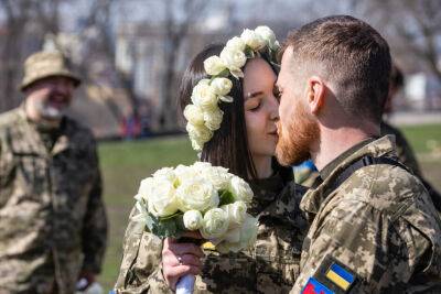 OBERIG дарує обручки захисникам України, які одружуються під час війни - vogue.ua