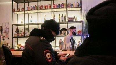 В первую ночь локдауна бармен избил полицейского, зашедшего в бар с проверкой - porosenka.net