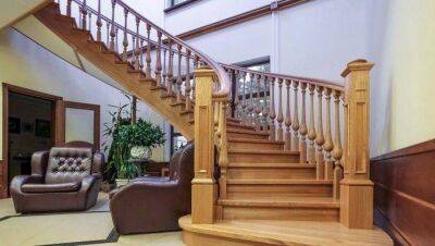 Завершенный вид лестнице придают балясины. От них зависит эстетика и общее настроение интерьера. Они же обезопасят членов семьи от падений. А если в доме есть дети, то стоит с особой - lifehelper.one