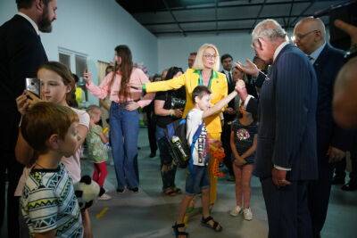 Принц Чарльз відвідав українських біженців - vogue.ua - Польща - Румунія
