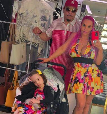 Коко Остин вместе с дочерью Шанель в одинаковых бикини в аквапарке - starslife.ru - штат Калифорния - Багамы