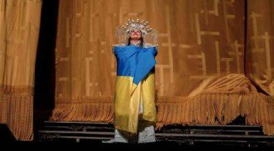 Оперна зірка Людмила Монастирська вийшла на сцену Метрополітен-опера, загорнута в український прапор - vogue.ua - Днр - Лнр