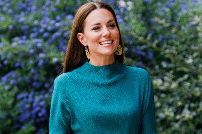 королева Елизавета II (Ii) - Кейт Миддлтон - Kate Middleton - Образ дня: Кейт Миддлтон в изумрудно-зеленом платье посетила Музей дизайна в Лондоне - spletnik.ru - Лондон