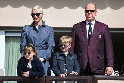 Альбер II (Ii) - Княгиня Монако Шарлен вместе с семьей посетила детский турнир по регби - spletnik.ru - Швейцария - Юар - Монако - Княжество Монако