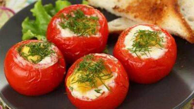 Яйца в помидорах: рецепт - lifehelper.one