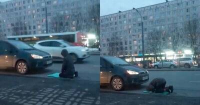Мигрант в Петербурге нарвался на штраф за намаз на дороге - porosenka.net - Россия - Санкт-Петербург