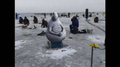Зимняя рыбалка – это не только удовольствие, но и отличное время для юмора! (10 фото) - chert-poberi.ru