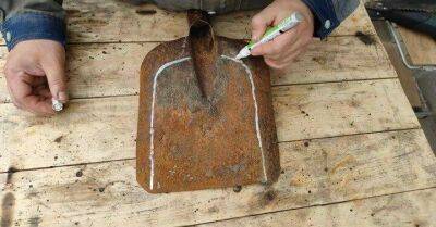 Изобретательный хозяин из старой лопаты сделал супер эффективный инструмент для огорода - lifehelper.one