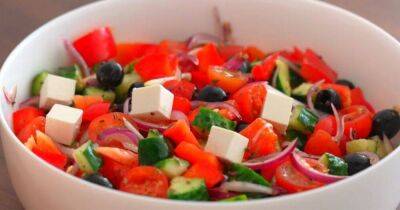 Греческий салат с очень вкусной заправкой: идеальное летнее блюдо - lifehelper.one