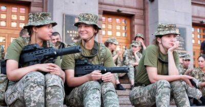 Жіноча сила: Які дійсні потреби у жінок-війскових на фронті та як вони з ними знаходять раду - womo.ua