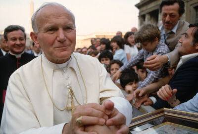 Молодий Папа: 21 рік тому Іван Павло ІІ відвідав Україну - vogue.ua - Ватикан