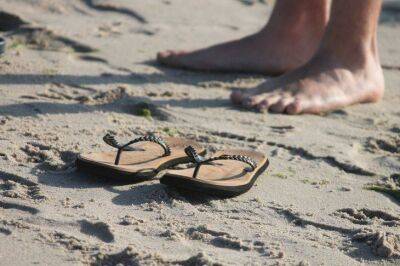 Елена Шимановская - Как сделать, чтобы песок не прилипал к ногам: совет для любителей отдыха на песчаном пляже - lifehelper.one
