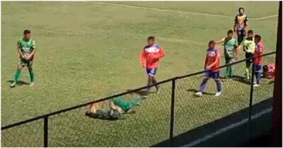 Симуляция года: футболист притворился, что в него кинули камнем зрители - porosenka.net - Гватемала - Республика Гватемала