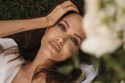 Анджелина Джоли - Angelina Jolie - Анджелина Джоли снялась для обложки глянца и поделилась мнением о гендерном неравенстве, воспитании детей и украинцах - spletnik.ru - Франция
