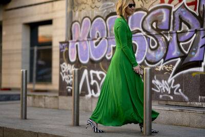 Streetstyle: 10 ідей, як носити яскраві сукні цього літа - vogue.ua - місто Лондон