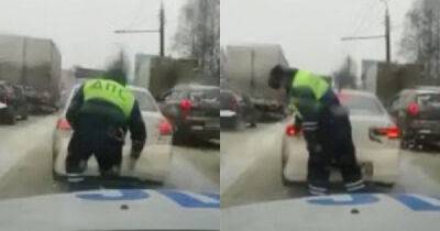 Полицейский здорового человека: неравнодушный сотрудник ДПС очистил от снега чужой автомобиль - porosenka.net