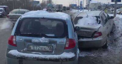 Подрезал «Дастер», «Нексия» въехала в сугроб, а виновата автомобилистка на «Гетце» (1 фото + 1 видео) - chert-poberi.ru - Тюмень