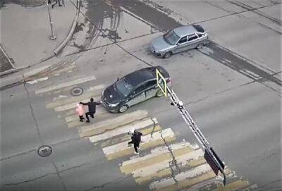 Отец избил водителя, который чуть не сбил его с ребенком на пешеходном переходе - porosenka.net