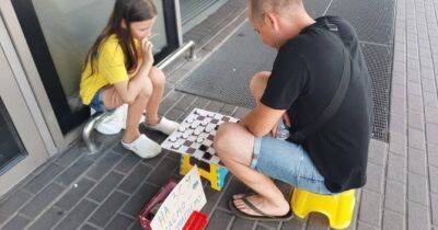 У Києві маленька чемпіонка світу з шашок грою збирає гроші для ЗСУ - womo.ua