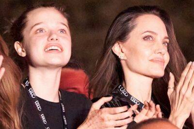 Анджелина Джоли - Сальма Хайек - Анжелин Джоли - Angelina Jolie - Off-duty: Анджелина Джоли с дочерью Шайло посетила концерт группы Måneskin в Риме - spletnik.ru - Италия - Рим