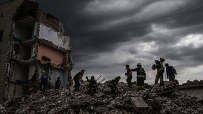 В результате удара по многоэтажке в Донецкой области погибли 15 человек - fokus-vnimaniya.com - Россия - Украина - Донецк - Донецкая обл.