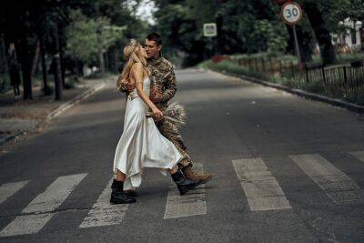 Світ має знати: як українські воїни продовжують любити, незважаючи ні на що - vogue.ua