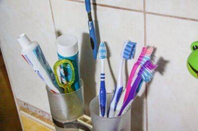 Елена Шимановская - Как приготовить зубную пасту в домашних условиях: натуральный продукт получится намного дешевле и полезнее магазинных аналогов - lifehelper.one