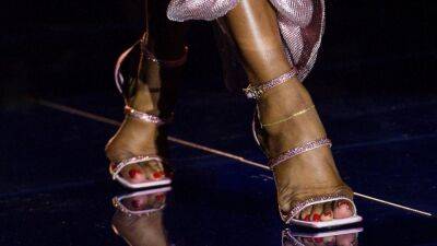 Босоніжки з елегантними ремінцями – модне взуття цього літа - vogue.ua