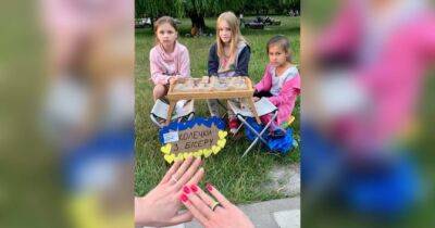 У Броварах троє дівчат продають колечка з бісеру: половину грошей віддають на допомогу ЗСУ - womo.ua