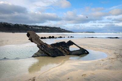 В Англии на пляже появились останки древних кораблей - porosenka.net - Англия