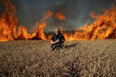 Історія одного фото: палаючі українські поля - vogue.ua - місто Маріуполь