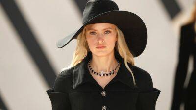 Невимушена грація: нова колекція Chanel Couture осінь-зима 2022/2023 - vogue.ua