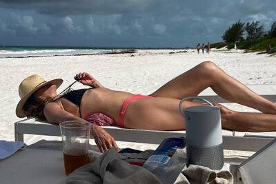 Дженнифер Энистон - Джейсон Бейтман - Jennifer Aniston - Дженнифер Энистон отдыхает с друзьями на пляже и делится фотографиями в бикини - spletnik.ru - Россия