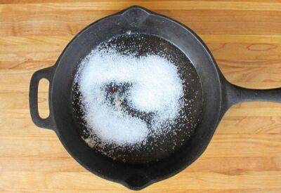 Почему нельзя использовать соль для очистки сковороды - polsov.com