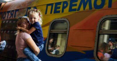 Укрзалізниця запустила «Потяг до перемоги», розписаний українськими митцями - womo.ua - місто Київ - місто Ужгород