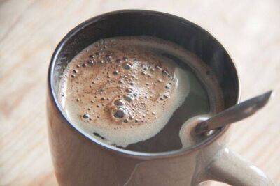 Как сделать молочную пену для кофе без капучинатора в домашних условиях: напиток, как из кофейни - lifehelper.one