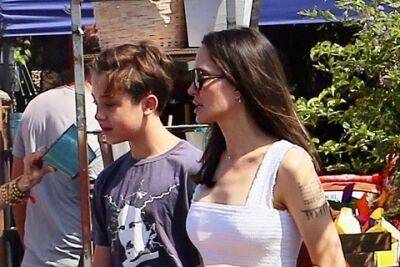 Анджелина Джоли - Брэд Питт - Brad Pitt - Angelina Jolie - Off-Duty: Анджелина Джоли на прогулке с сыном Ноксом в Лос-Анджелесе - spletnik.ru - Лос-Анджелес