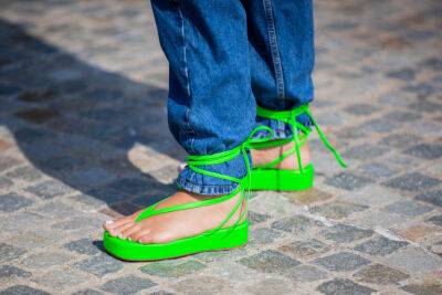 Streetstyle: як носити яскраві босоніжки цього літа - vogue.ua