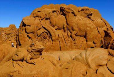 Динозавры из песка на пляже в Бельгии - chert-poberi.ru - Бельгия